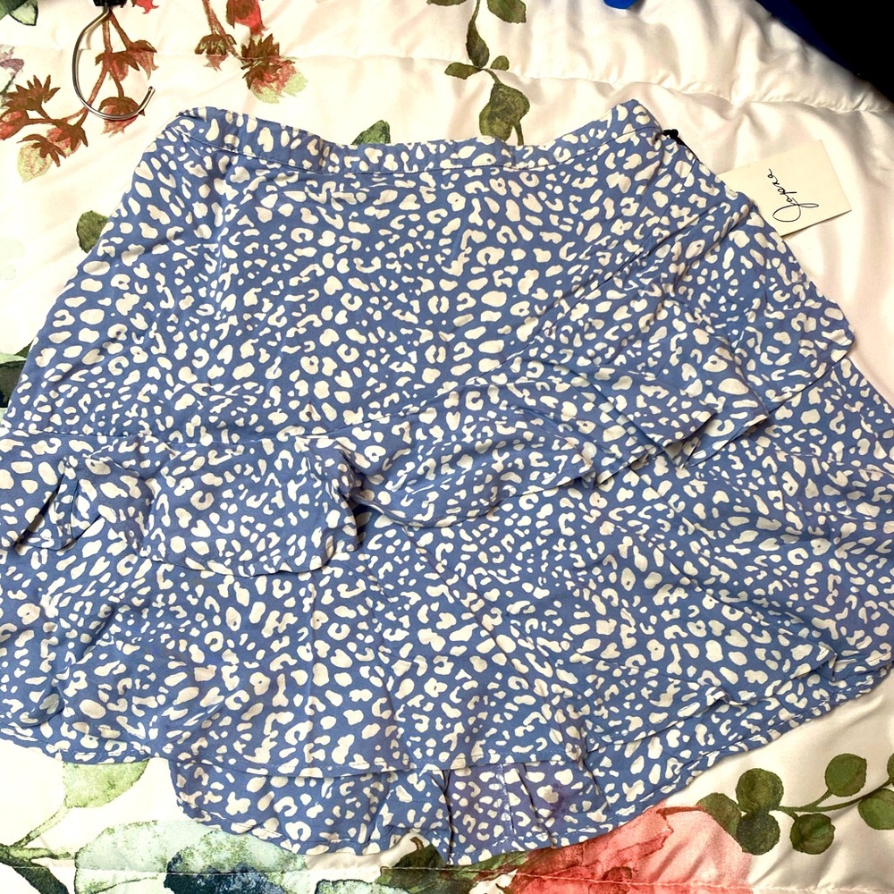 Very cute blue and white cheetah print skirt!💗
